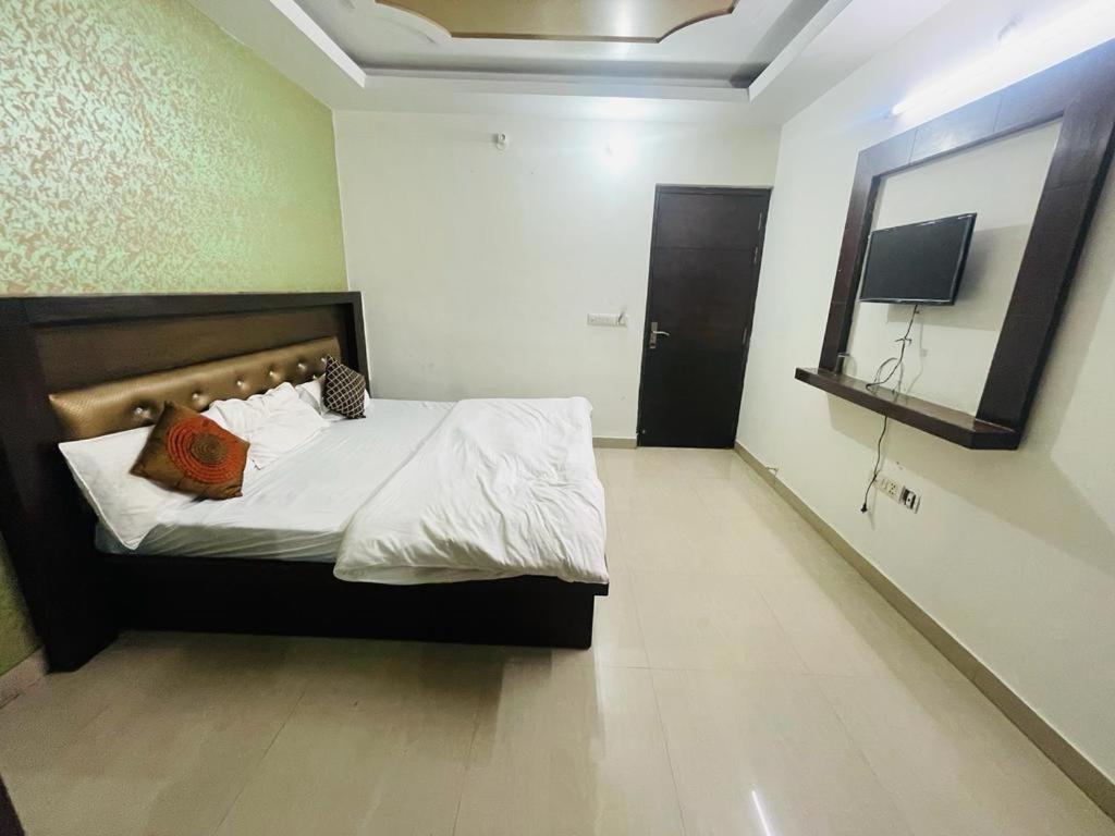 Premium Boston Rooms Family Hotel 아그라 외부 사진