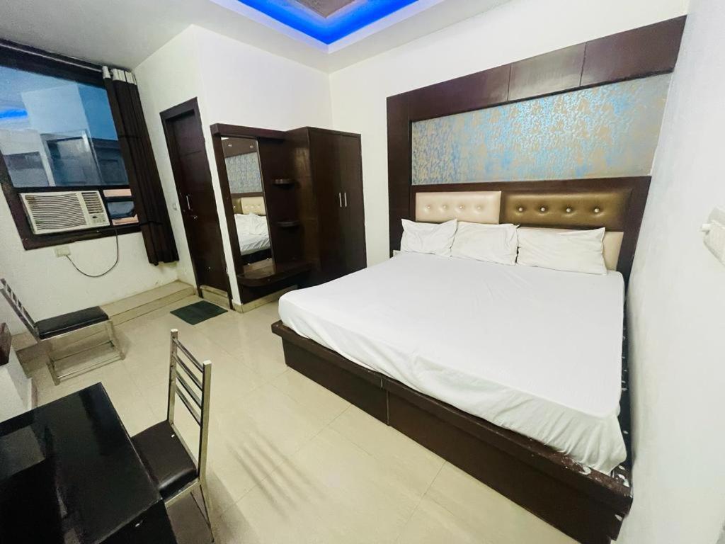 Premium Boston Rooms Family Hotel 아그라 외부 사진